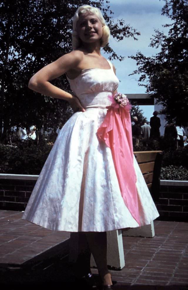 Exploring the Sophistication of 1950s Ladies Cocktail Dresses with Stunning Photos