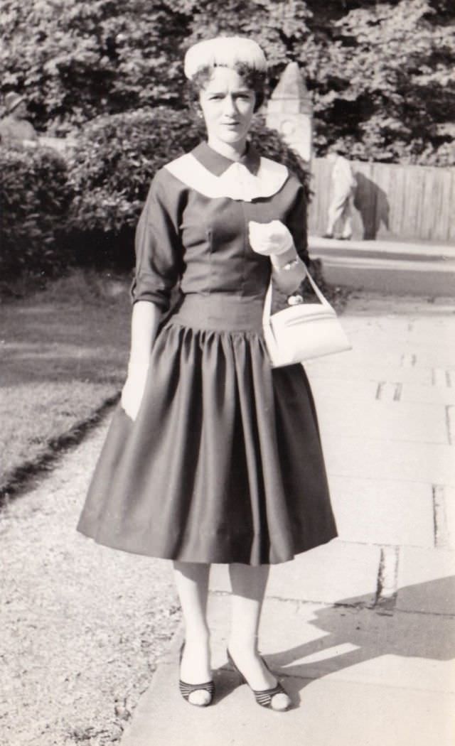 Exploring the Sophistication of 1950s Ladies Cocktail Dresses with Stunning Photos