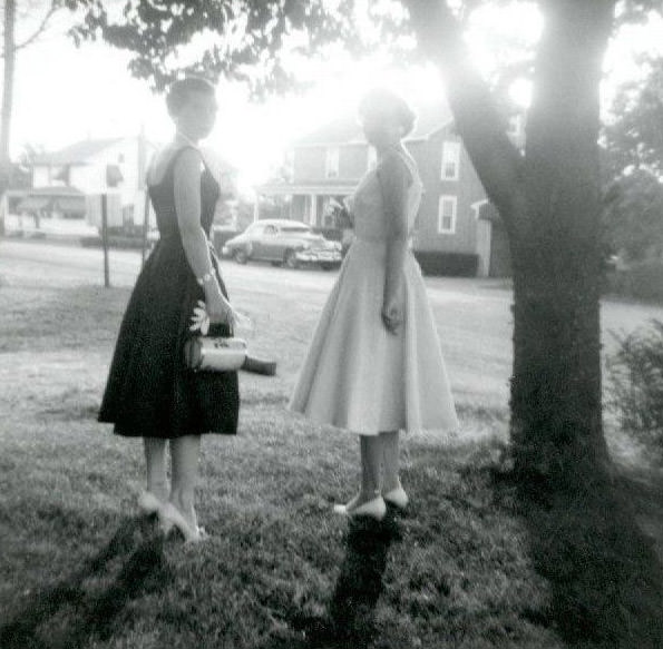 Exploring the Sophistication of 1950s Ladies Cocktail Dresses with Stunning Photos