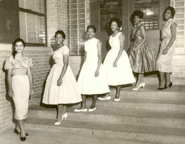 Exploring the Sophistication of 1950s Ladies Cocktail Dresses with Stunning Photos