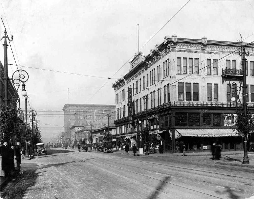 Intersection of Glenarm and 15th Streets in Denver, pedestrians and streetcars visible, 1900s