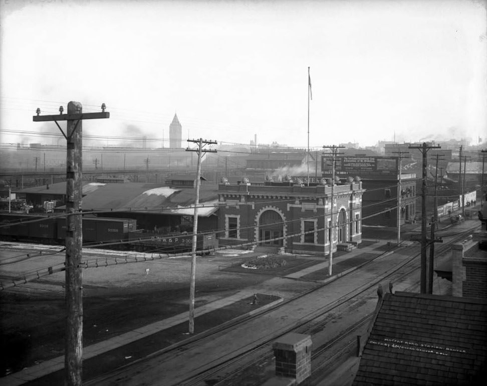 Moffat Road Station, featuring parked cars and billboards, 1905