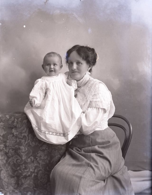 Adorable Photos of Edwardian Mothers holding their Babies