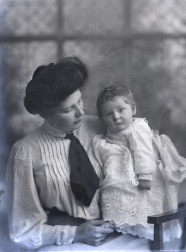 Adorable Photos of Edwardian Mothers holding their Babies