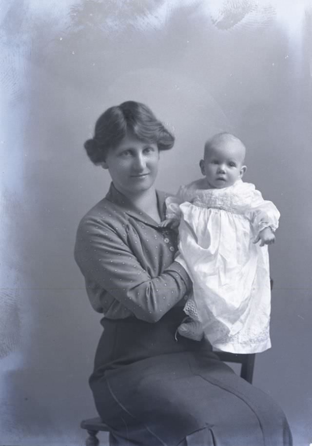 Adorable Photos of Edwardian Mothers holding their Babies