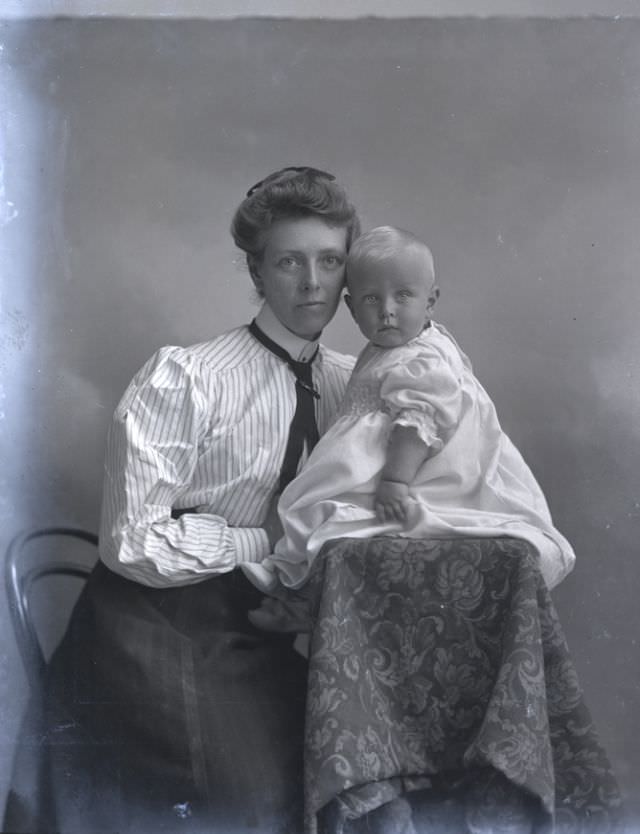 Adorable Photos of Edwardian Mothers holding their Babies