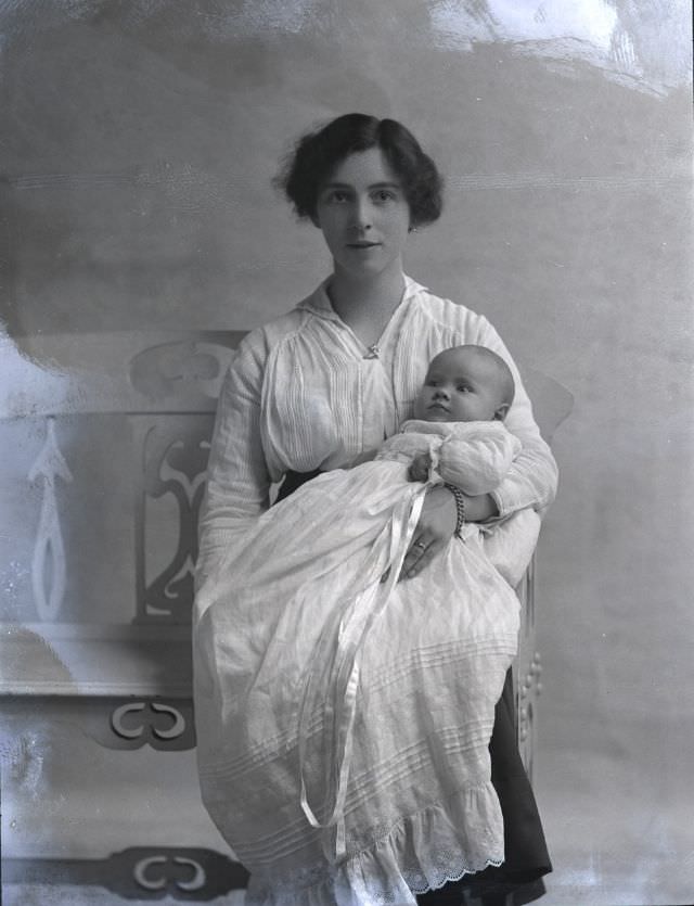 Adorable Photos of Edwardian Mothers holding their Babies