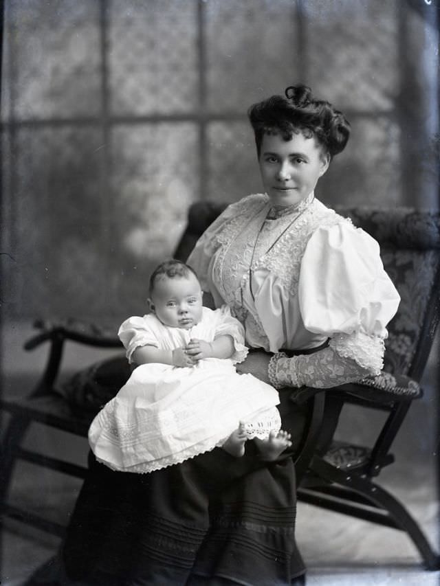 Adorable Photos of Edwardian Mothers holding their Babies