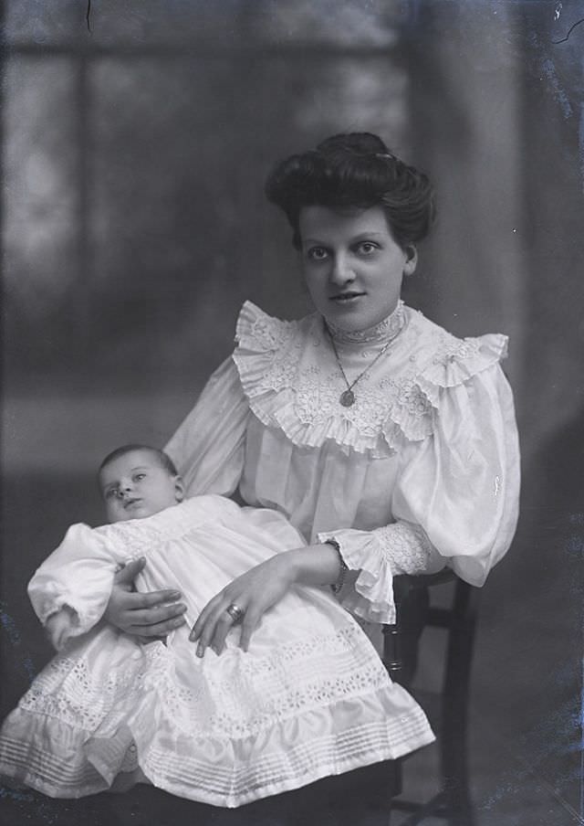 Adorable Photos of Edwardian Mothers holding their Babies