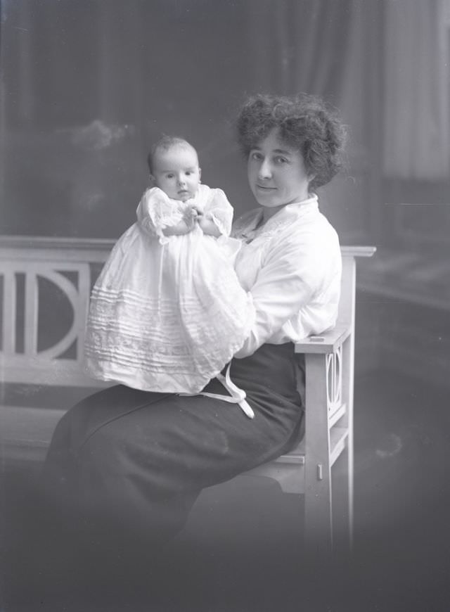 Adorable Photos of Edwardian Mothers holding their Babies