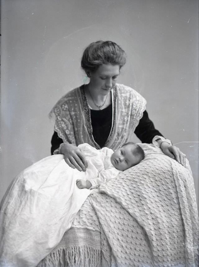 Adorable Photos of Edwardian Mothers holding their Babies