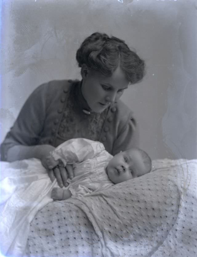 Adorable Photos of Edwardian Mothers holding their Babies