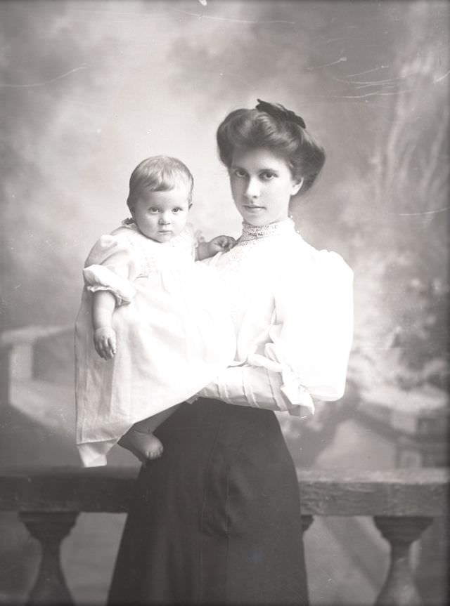 Adorable Photos of Edwardian Mothers holding their Babies