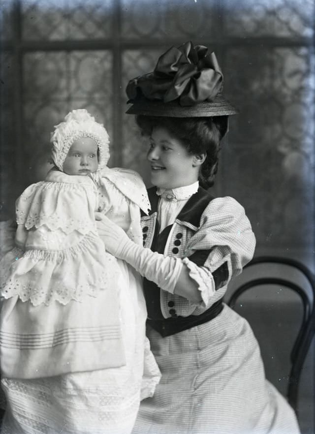 Adorable Photos of Edwardian Mothers holding their Babies