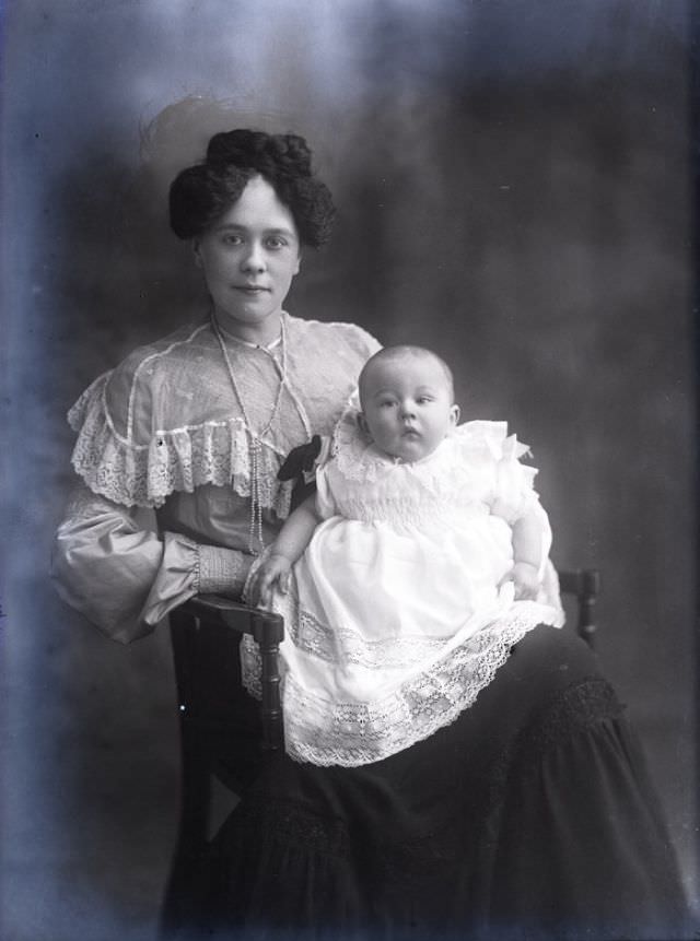 Adorable Photos of Edwardian Mothers holding their Babies