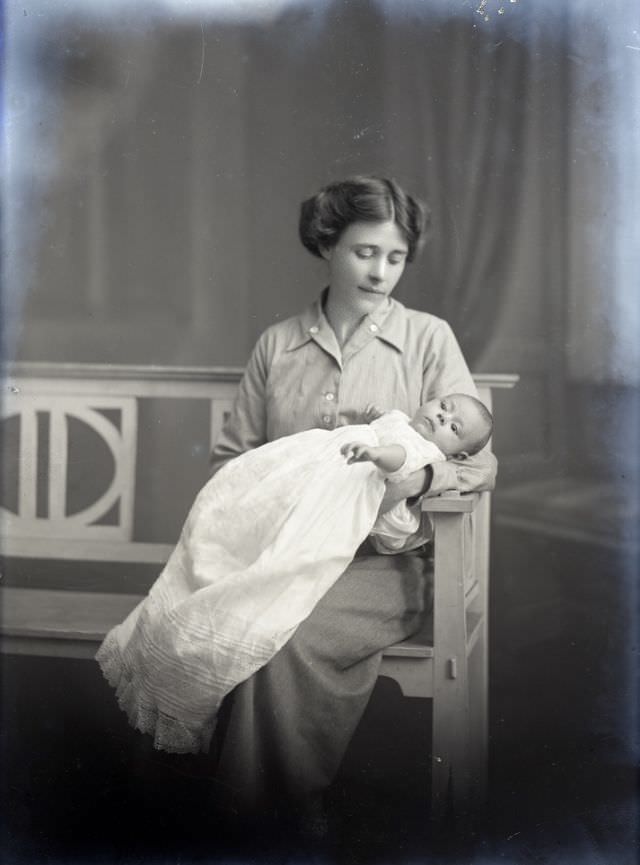 Adorable Photos of Edwardian Mothers holding their Babies