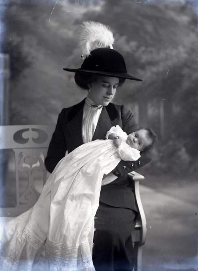 Adorable Photos of Edwardian Mothers holding their Babies