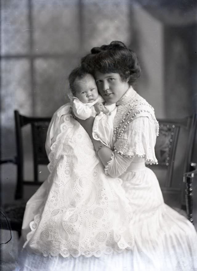 Adorable Photos of Edwardian Mothers holding their Babies