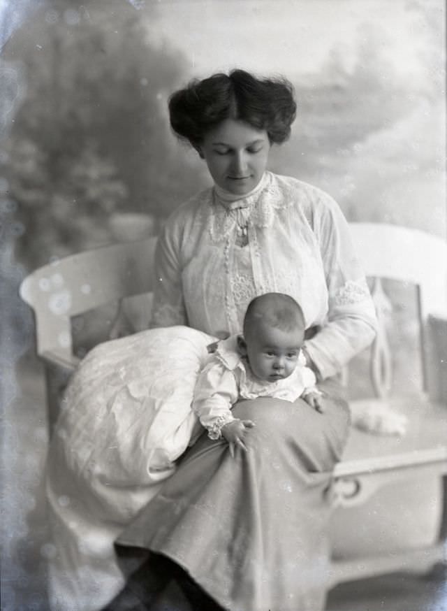 Adorable Photos of Edwardian Mothers holding their Babies