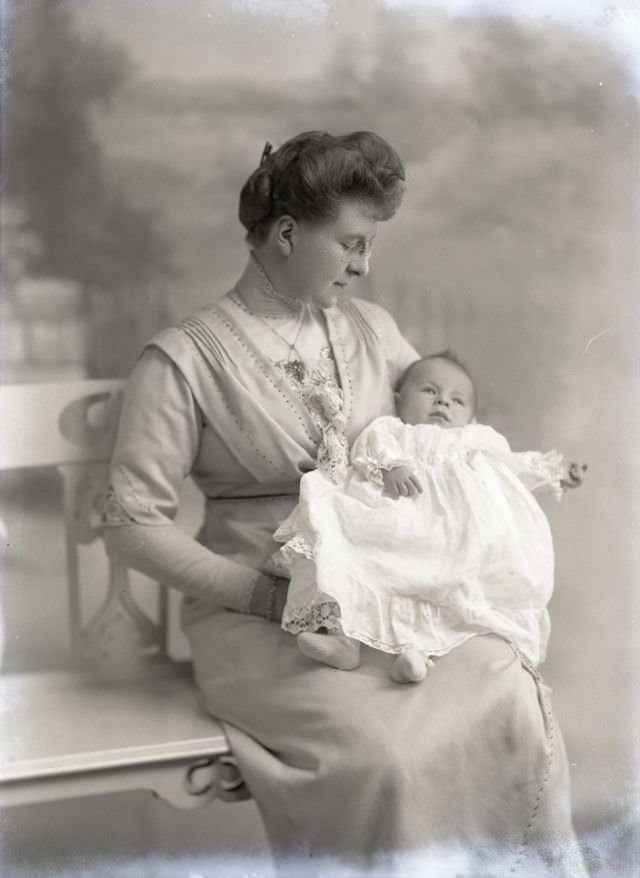 Adorable Photos of Edwardian Mothers holding their Babies