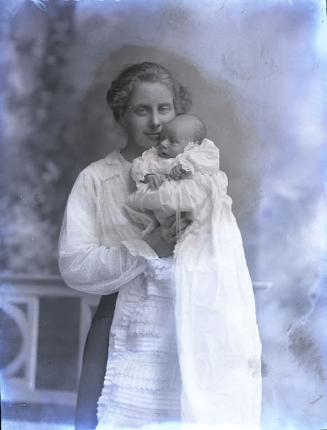 Adorable Photos of Edwardian Mothers holding their Babies