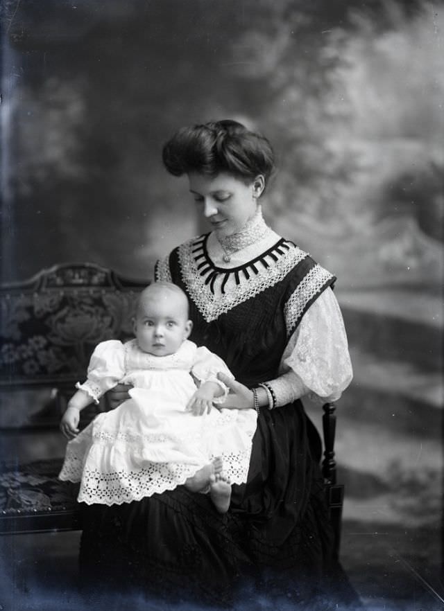 Adorable Photos of Edwardian Mothers holding their Babies