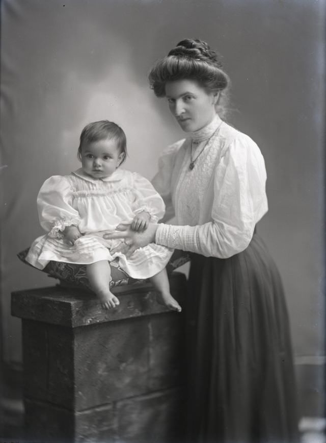 Adorable Photos of Edwardian Mothers holding their Babies