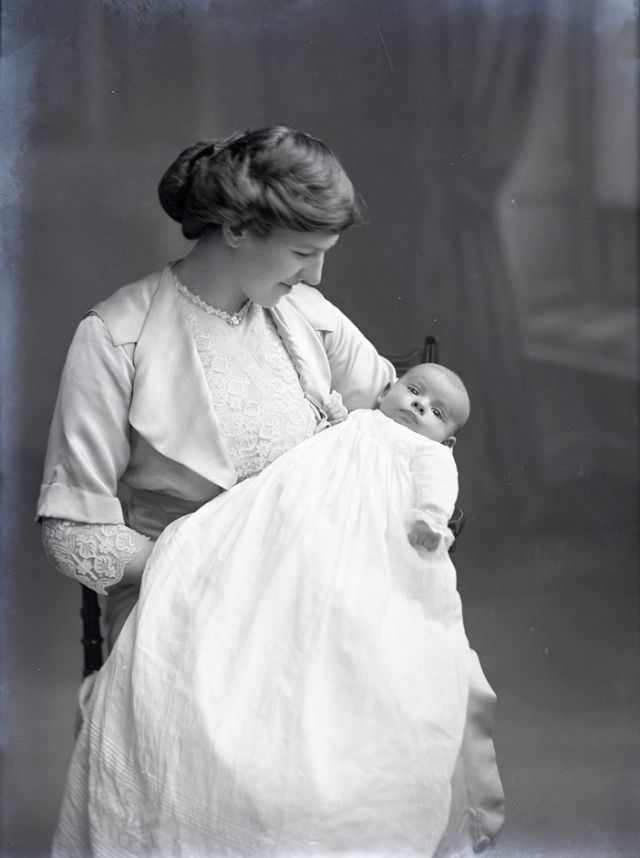 Adorable Photos of Edwardian Mothers holding their Babies