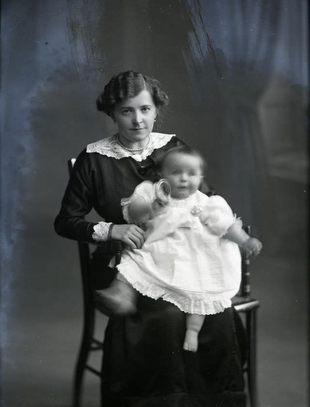 Adorable Photos of Edwardian Mothers holding their Babies