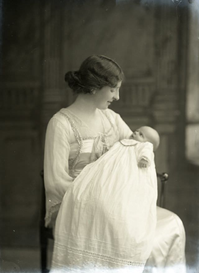 Adorable Photos of Edwardian Mothers holding their Babies