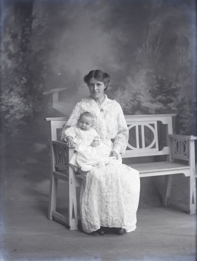 Adorable Photos of Edwardian Mothers holding their Babies