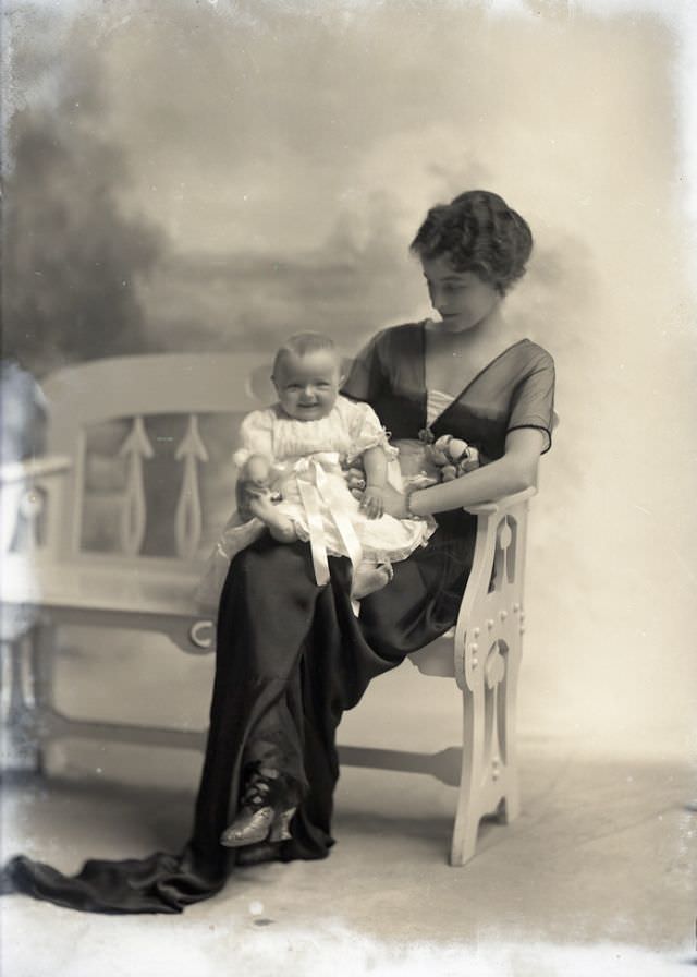 Adorable Photos of Edwardian Mothers holding their Babies