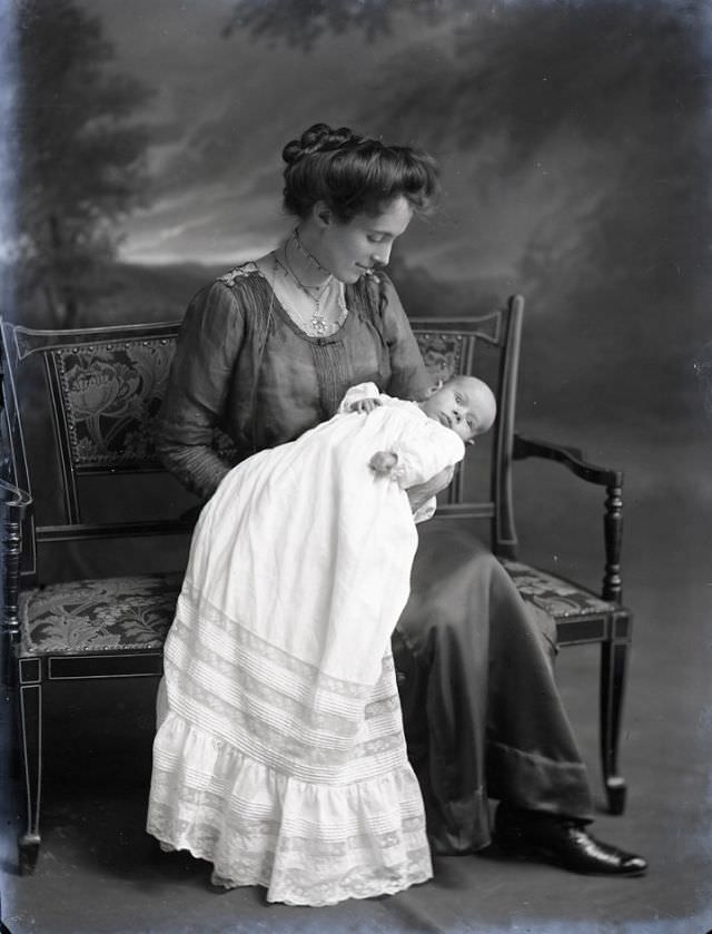 Adorable Photos of Edwardian Mothers holding their Babies