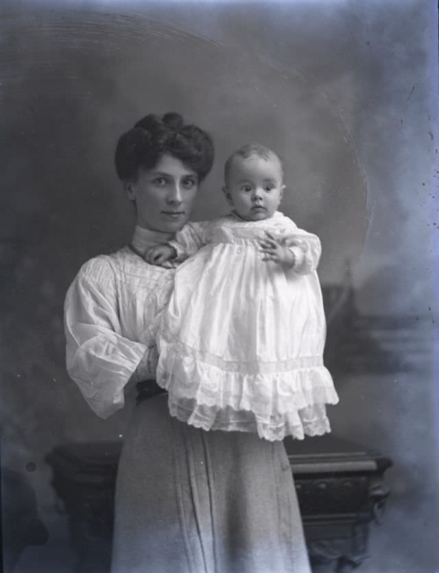 Adorable Photos of Edwardian Mothers holding their Babies