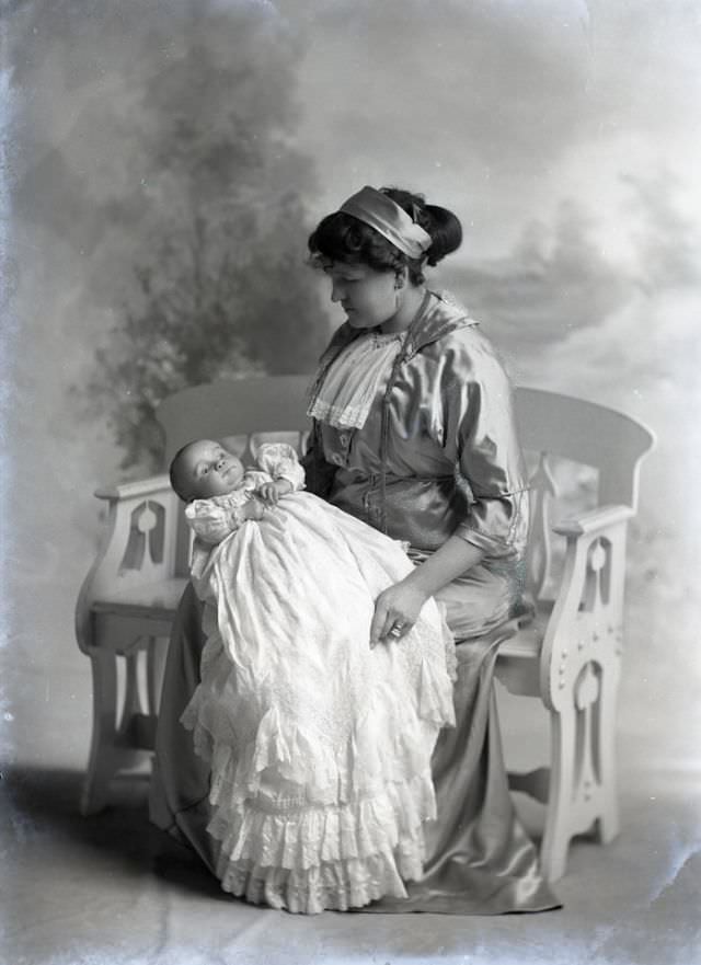 Adorable Photos of Edwardian Mothers holding their Babies