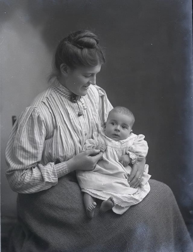 Adorable Photos of Edwardian Mothers holding their Babies