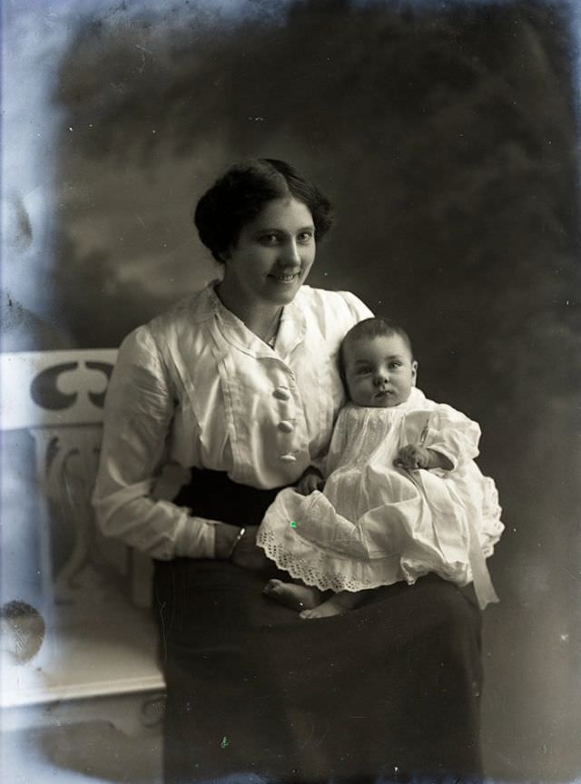 Adorable Photos of Edwardian Mothers holding their Babies