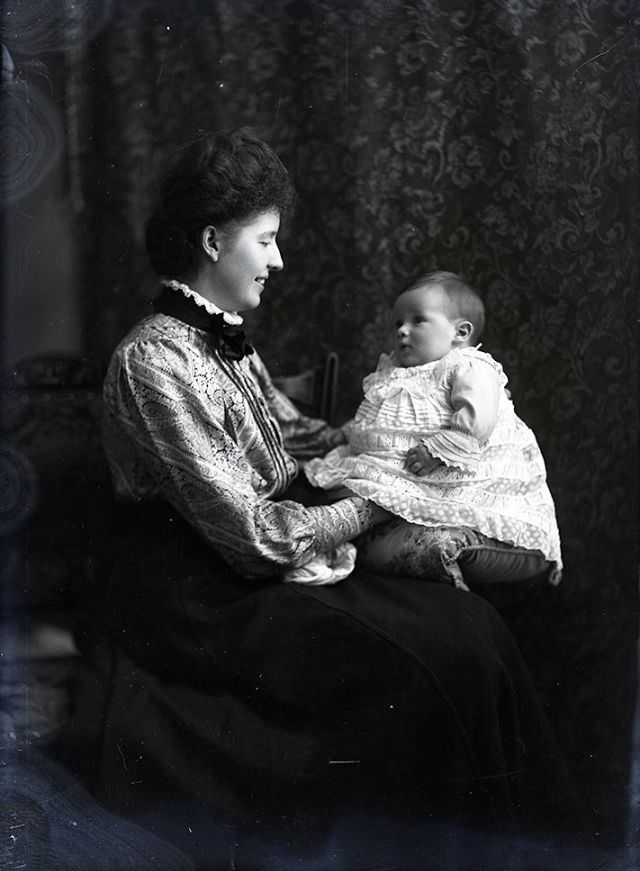 Adorable Photos of Edwardian Mothers holding their Babies