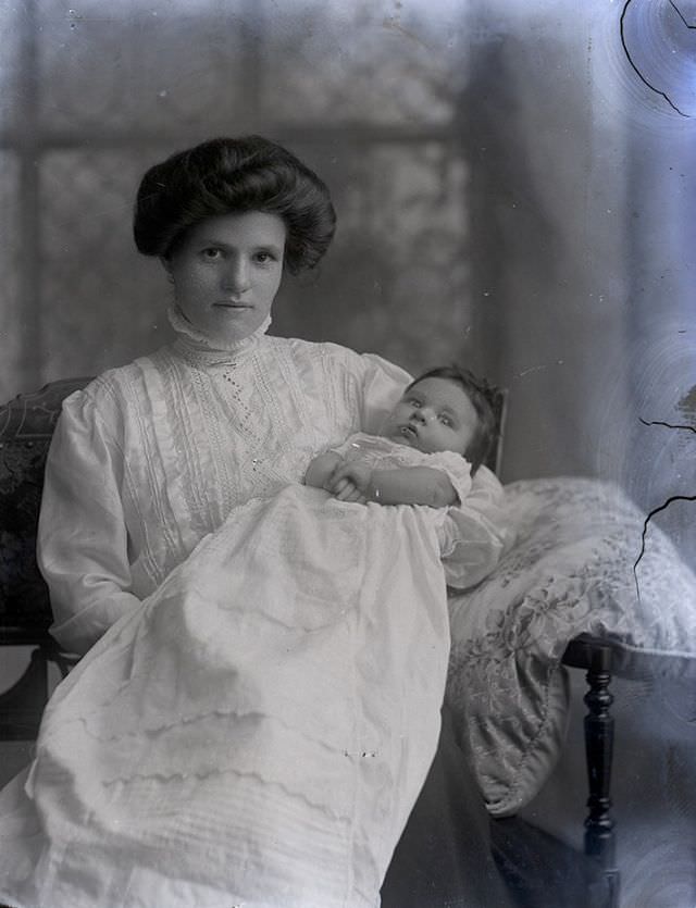 Adorable Photos of Edwardian Mothers holding their Babies