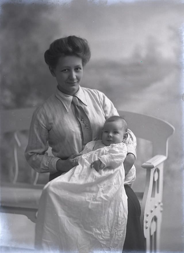 Adorable Photos of Edwardian Mothers holding their Babies