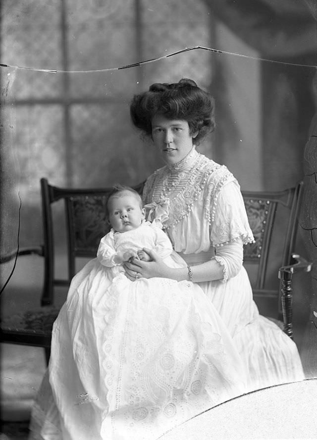 Adorable Photos of Edwardian Mothers holding their Babies