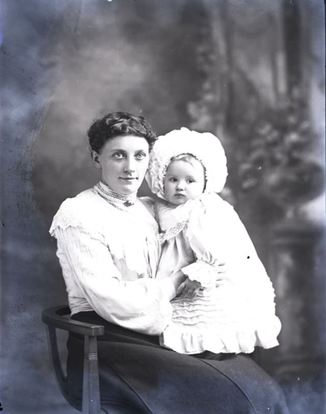 Adorable Photos of Edwardian Mothers holding their Babies