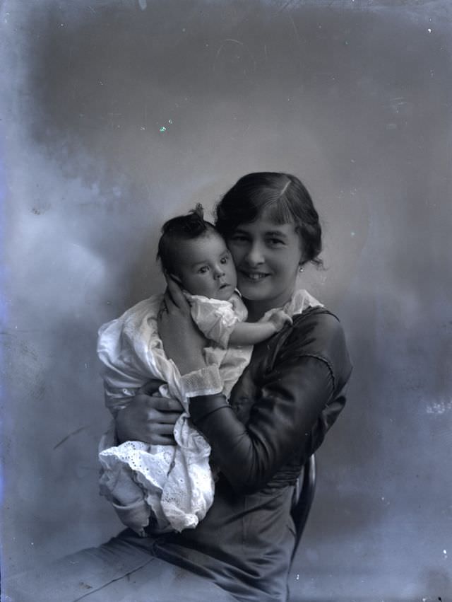 Adorable Photos of Edwardian Mothers holding their Babies