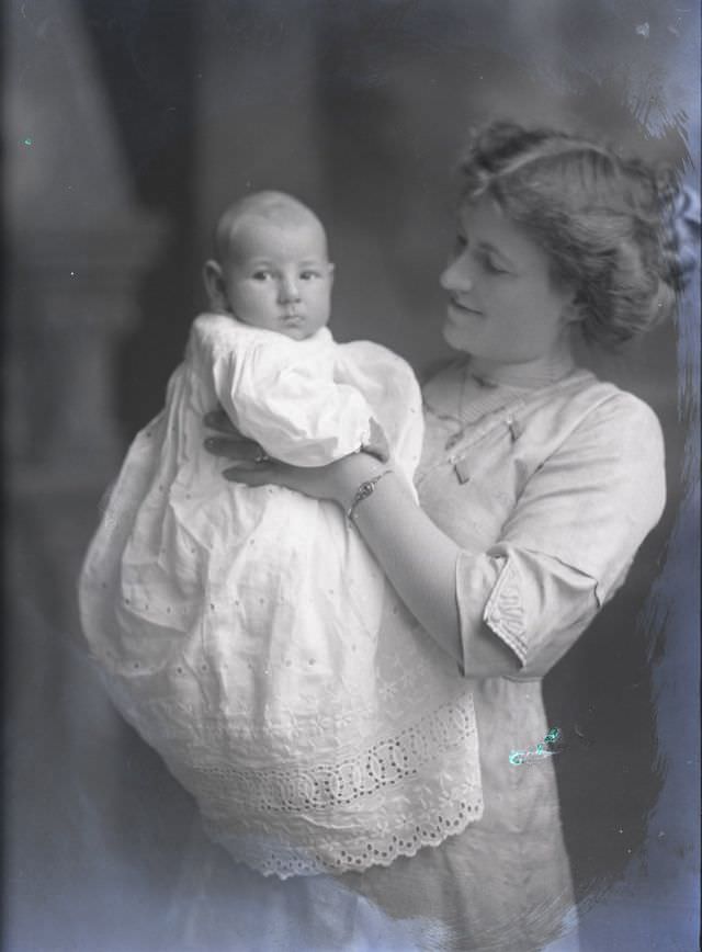 Adorable Photos of Edwardian Mothers holding their Babies