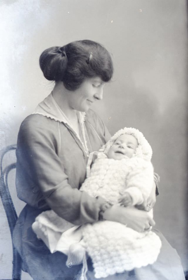 Adorable Photos of Edwardian Mothers holding their Babies