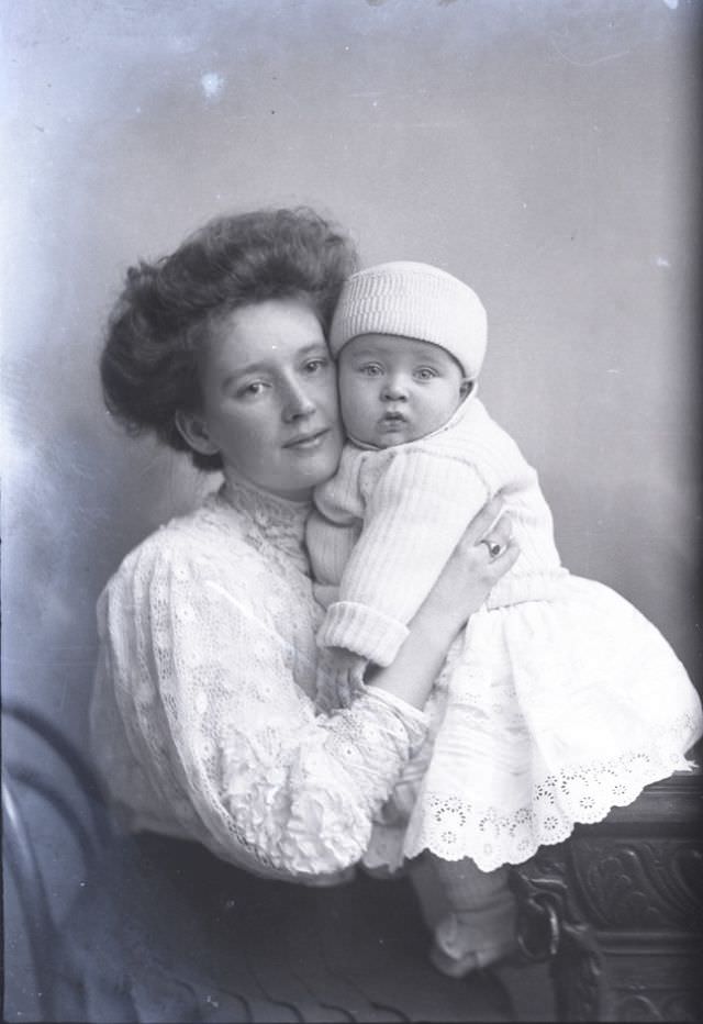 Adorable Photos of Edwardian Mothers holding their Babies