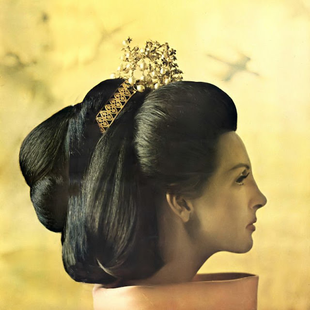 Mirella Petteni with Japanese-inspired coiffure in a dress by Madame Ricci, September 1963