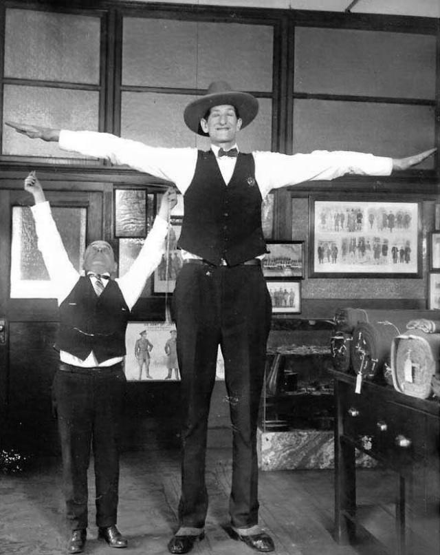 Jack Earle of El Paso: The Life and Times of One of the World’s Tallest Humans Who Stood at 7 Feet, 6.5 Inches