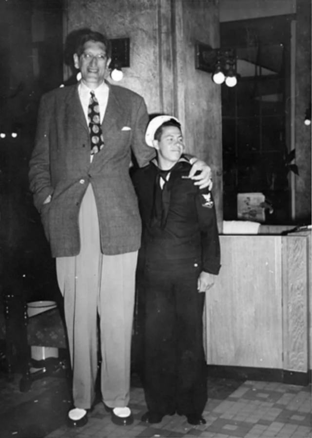 Jack Earle of El Paso: The Life and Times of One of the World’s Tallest Humans Who Stood at 7 Feet, 6.5 Inches