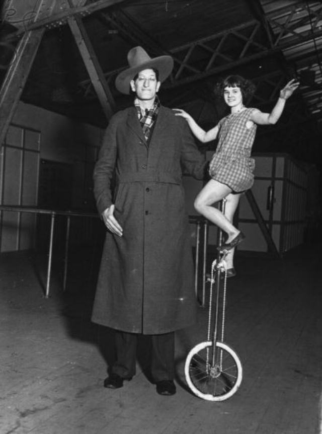 Jack Earle of El Paso: The Life and Times of One of the World’s Tallest Humans Who Stood at 7 Feet, 6.5 Inches